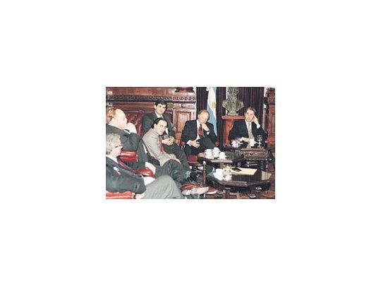 Julio Cobos,con suhistóricogesto, recibióa Daniel Katz,y a losintendentesMario Meoni(Junín),HéctorGutiérrez(Pergamino) yWalterSantalla(Ramallo),entre otrosdirigentesbonaerensesde la UCR.
