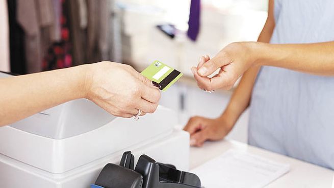 Pagos. Cada vez se usa más la tecnología y tarjetas bancarias para los pagos, lo que deja atrás el efectivo.