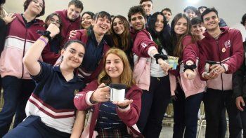 estudiantes santafesinos crearon un tapavasos antidrogas para llevar al boliche