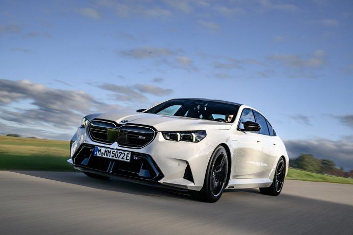 The electrical system generates 197 HP and 280 Nm, while the V8 engine delivers 585 HP and 750 nm.