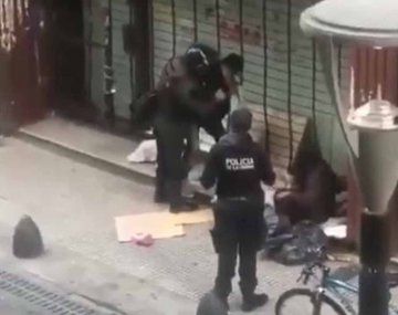 Violencia institucional por parte de la Policía de la Ciudad a una persona sin techo.