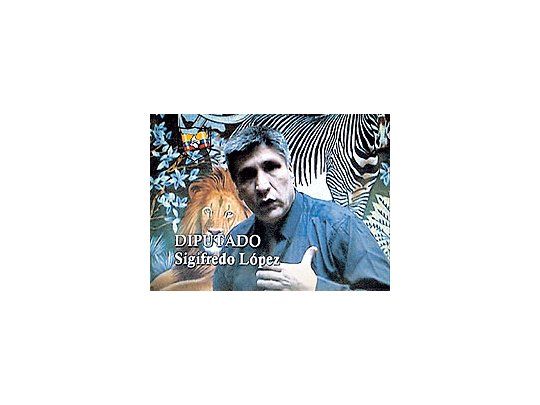 Sigifredo López, ayer en el video entregado por las FARC como prueba de vida. Es el último rehén vivo de un grupo de 12 legisladores estaduales capturados por los terroristas hace 6 años.