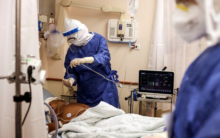 DÉJÀ VU. Aunque lejos de un colapso, los hospitales de Israel registran los efectos de la expansión de la variante delta del coronavirus. En la foto, un médico atiende a un paciente en el hospital Beilinson, de Petah Tikva.
