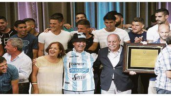 Gesto. Schiaretti, en un homenaje ayer al ascendido Racing de Nueva Italia. En paralelo, dio otro paso para cumplir con el Pacto Fiscal con Nación.
