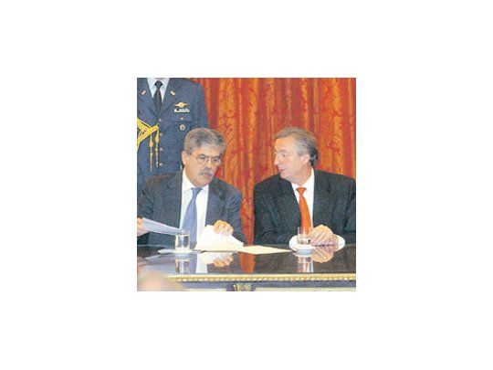 El presidente Néstor Kirchner encabezó el acto donde el ministro Julio De Vido lanzó la licitación de dos centrales térmicas que estarán funcionando a pleno en el invierno de 2008.