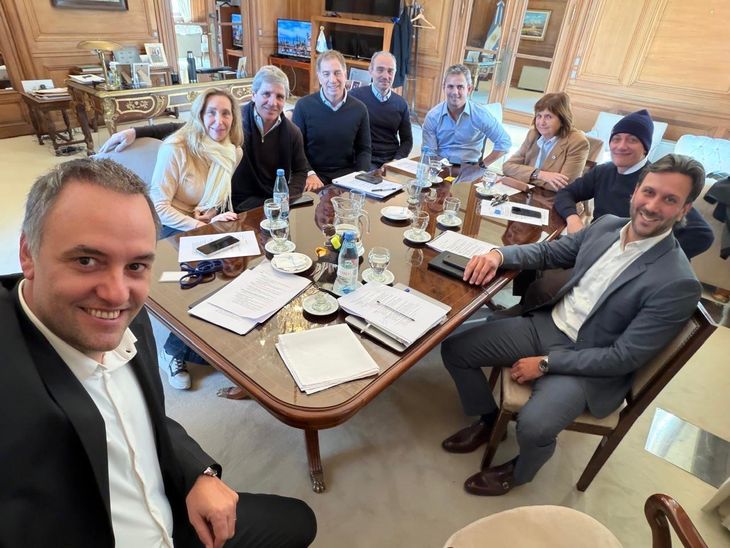 Incómoda. El gesto de Patricia Bulrich en la reunión de mesa politica de La Libertad Avanza que encabezó el martes Karina Milei en Casa Rosada. Incómoda. El gesto de Patricia Bulrich en la reunión de mesa politica de La Libertad Avanza que encabezó el martes Karina Milei en Casa Rosada.