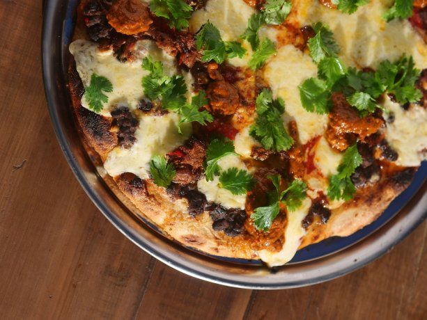 Su destacada pizza Mexicana incluye una mezcla de ajies mexicanos y cilantro fresco. Su destacada pizza Mexicana incluye una mezcla de ajies mexicanos y cilantro fresco.