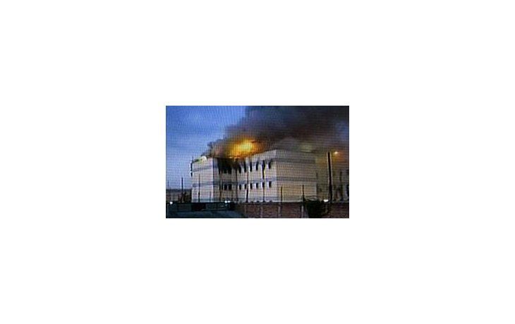 Tras incendio fatal, 500 presos inician huelga de hambre.