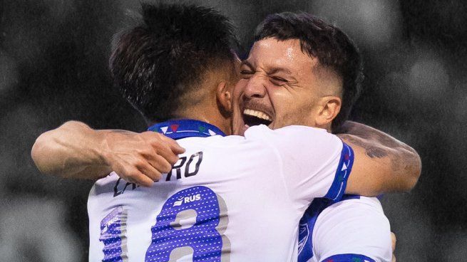 Se abraza fuerte. Vélez ganó otra vez de local y se aferra a la ilusión de la permanencia. 