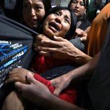 La imagen muestra los rostros llorosos y aterrorizados de dos niñas que son separadas de su padre al interior de un edificio federal. La imagen muestra los rostros llorosos y aterrorizados de dos niñas que son separadas de su padre al interior de un edificio federal.