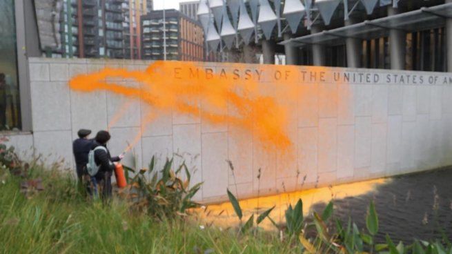 Dos hombres vandalizaron una sección de la embajada estadounidense en Londres.