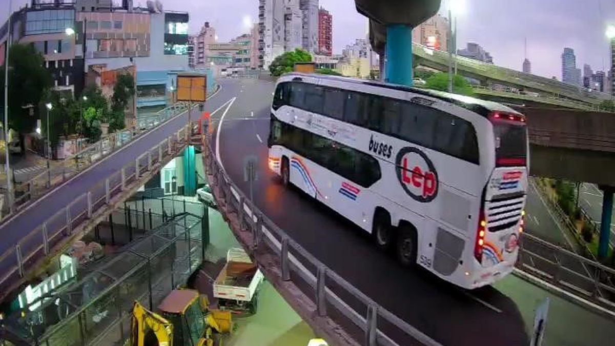City fined the bus that entered the 25 de Mayo highway the wrong way: the amount it must pay