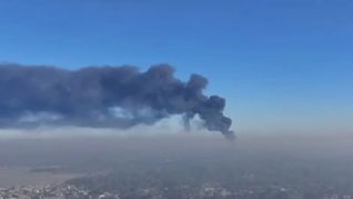 El incendio en Moreno provocó columnas de humo que son visibles a 30 kilómetros de distancia. El incendio en Moreno provocó columnas de humo que son visibles a 30 kilómetros de distancia.