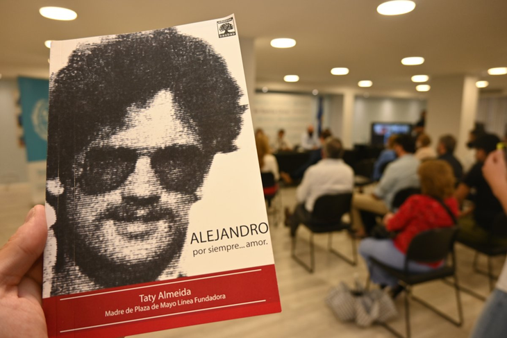 En 2008, Taty Almeida publicó un libro con los poemas que encontró de su hijo Alejandro. En 2008, Taty Almeida publicó un libro con los poemas que encontró de su hijo Alejandro.