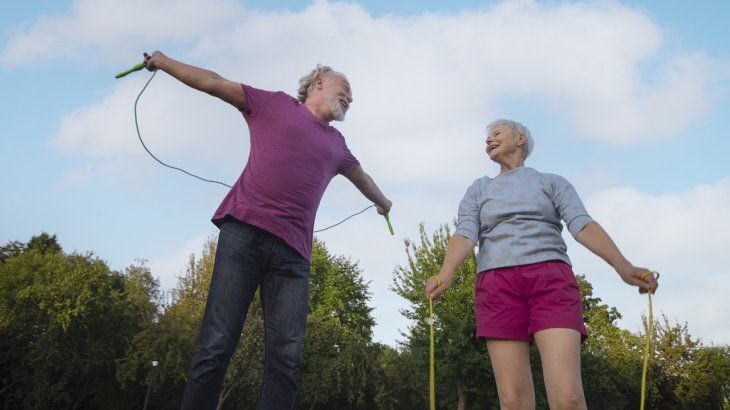 Uno de los ejercicios más completos para los adultos mayores. Uno de los ejercicios más completos para los adultos mayores.