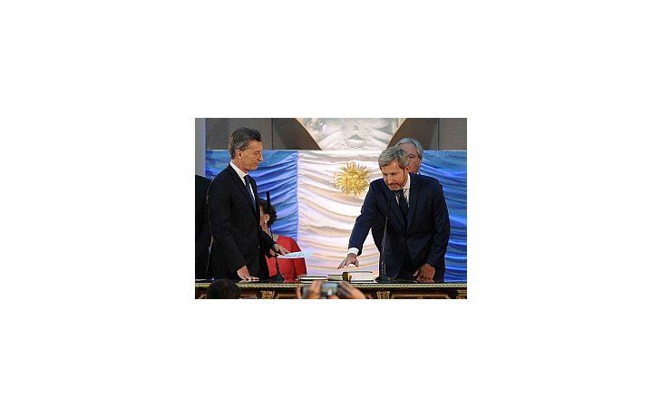 Mauricio Macri le toma juramento al Ministro del Interior, Rogelio Frigerio.