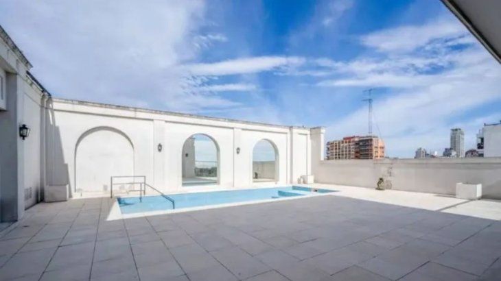 The penthouse has a swimming pool on the terrace. The penthouse has a swimming pool on the terrace.