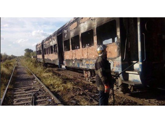 Los manifestantes arrasaron con tres vagones del tren Roca.