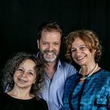 Gabi Goldberg dirige a Diego Litch e Irene Almus en La bobe. Gabi Goldberg dirige a Diego Litch e Irene Almus en La bobe.