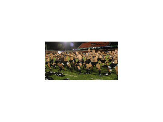 Al principio y al final. Antes del encuentro y luego, ya con las medallas en el pecho, los jugadores neocelandeses realizaron el tradicional haka para alegría del público rosarino.