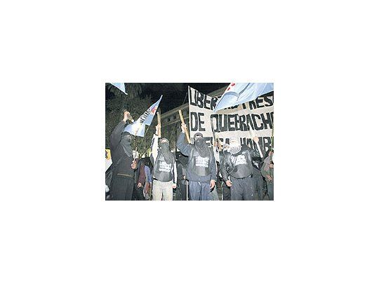 Los enmascaradosdesiemprevolvieron ayera la Plaza deMayo paraamenazardurante elacto extremadamentepolitizado quesupuestamentetuvocomo ejeespecífico ladesapariciónhace un añode JorgeLópez.