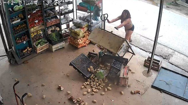 Una mujer atacó una verduleria y terminó demorada.