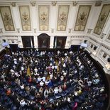 Presentaron en la Legislatura bonaerense un proyecto para prevenir, detectar y abordar la violencia digital en escuelas, inspirado en el caso de Ema, una adolescente que se suicidó tras la viralización de imágenes íntimas. Presentaron en la Legislatura bonaerense un proyecto para prevenir, detectar y abordar la violencia digital en escuelas, inspirado en el caso de Ema, una adolescente que se suicidó tras la viralización de imágenes íntimas.