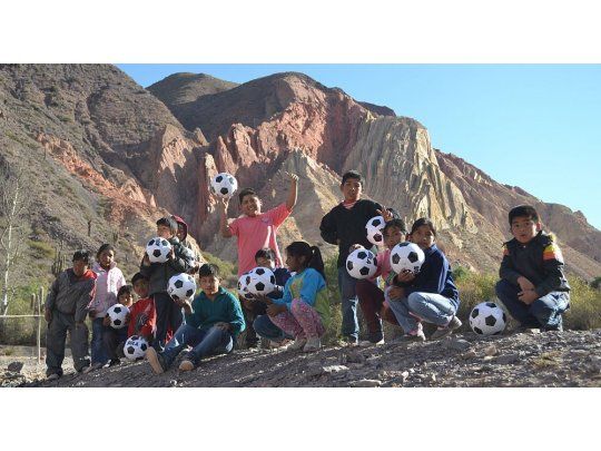 FC BOLA.  Entregó pelotas en varias provincias y en Brasil, Ecuador y Bolivia.