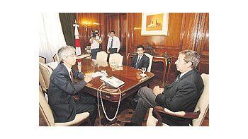 ámbito.com | Julio Cobos recibió ayer en el Senado al embajador de Japón en la Argentina. Los radicaleskirchneristas ya lo postulan al vicepresidente como mediador entre la Casa Rosada yel campo.