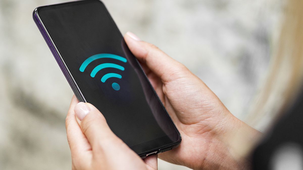 Un estudio reveló cuáles son los efectos de las ondas del WiFi y los celulares en la salud