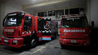 Los bomberos tuvieron que asistir a más de 50 personas varadas en ascensores por cortes de luz. 