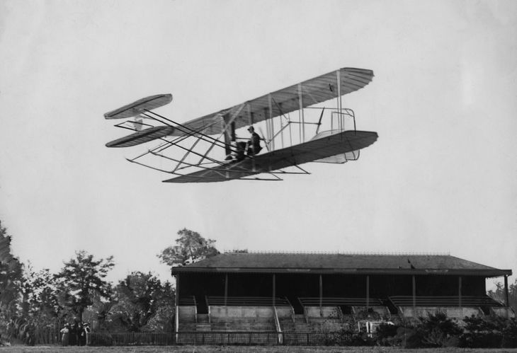 Un 22 de mayo de 1906, los hermanos estadounidenses Wright patentan el aeroplano. Un 22 de mayo de 1906, los hermanos estadounidenses Wright patentan el aeroplano.