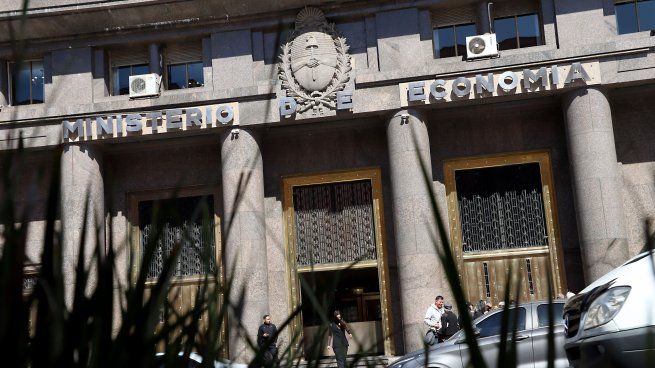 El equipo económico enfrenta un mes complicado por vencimientos en pesos y las elecciones.