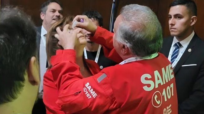 Patricia Bullrich fue atendida por el doctor Crescenti del SAME tras el debate.&nbsp;