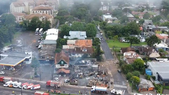 La imagen: un paneo del desastre ocasionado por la avioneta estrellada en una zona comercial de Gramado, en el sur de Brasil.