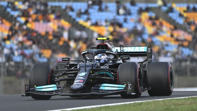 Bottas se quedó con la pole de Turquía tras la sanción a Hamilton.
