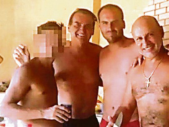 CÍRCULO. El presidente Jair Bolsonaro, su hijo Flavio y el arrestado, Fabricio Queiroz, en un encuentro privado años atrás. Al detenido se lo vincula con fuerzas parapoliciales.