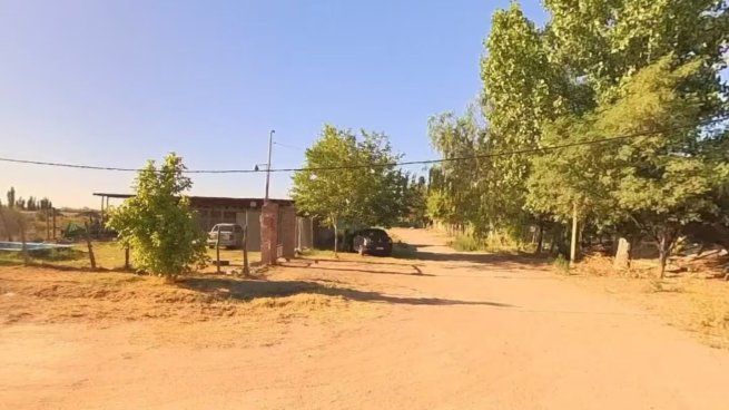En el cruce de la ruta 40 y la calle San Ramón donde la joven se reencontró con su familia y fue asistida.