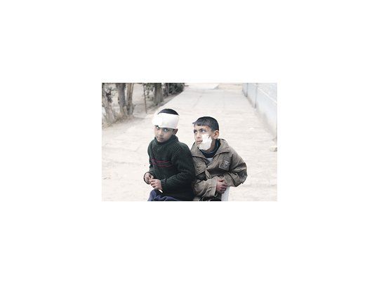 Niños heridos tras ser atendidos en una escuela primaria en Musayab, 80 kilómetros al sur de Bagdad.