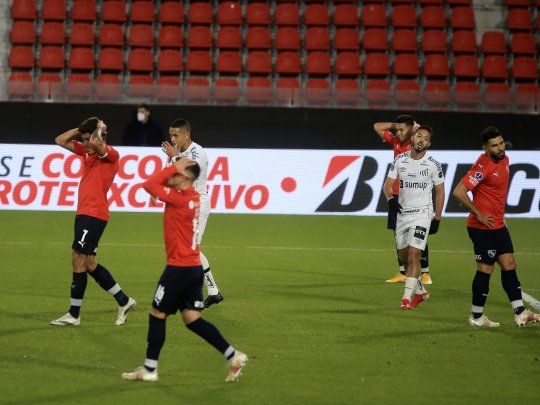 Independiente erró mucho, empató con Santos y se quedó afuera de la Copa Sudamericana.