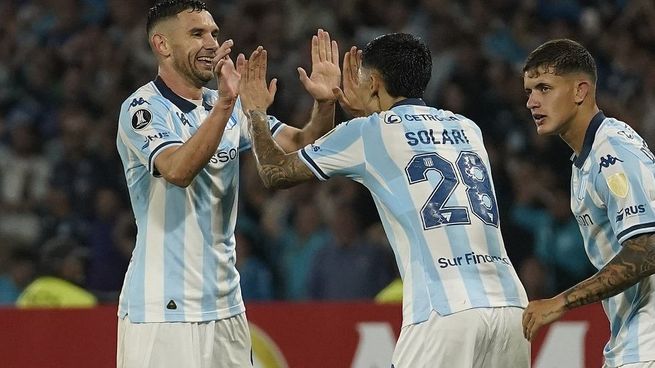 Racing se recuperó de la eliminación local con una goleada en la Libertadores.