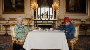 El oso Paddington se despide de la reina Isabel II: El día que actuaron juntos
