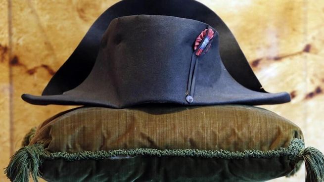 Esta venta de un objeto perteneciente a Napoleón batió el récord de 2014, cuando la misma casa de subastas había vendido otro sombrero del político francés por 1,88 millones de euros (2,05 millones de dólares)