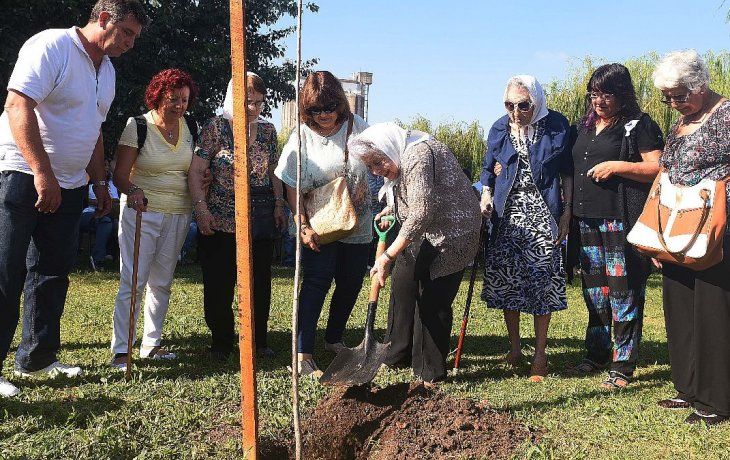En 2017 las Madres de la Plaza 25 de Mayo de la ciudad de Rosario, organismos de derechos humanos y autoridades plantaron árboles en el Bosque de la Memoria para homenajear a los desaparecidos por la dictadura cívico-militar.