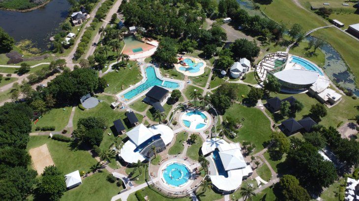 El complejo Termas Villa Elisa, desarrollado como resort termal en un predio de más de 40 hectáreas, que integra alojamiento, piscinas, spa, áreas verdes y servicios pensados para una estadía completa El complejo Termas Villa Elisa, desarrollado como resort termal en un predio de más de 40 hectáreas, que integra alojamiento, piscinas, spa, áreas verdes y servicios pensados para una estadía completa