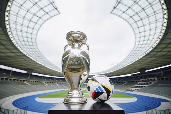 Trofeo y pelota de la Eurocopa Trofeo y pelota de la Eurocopa
