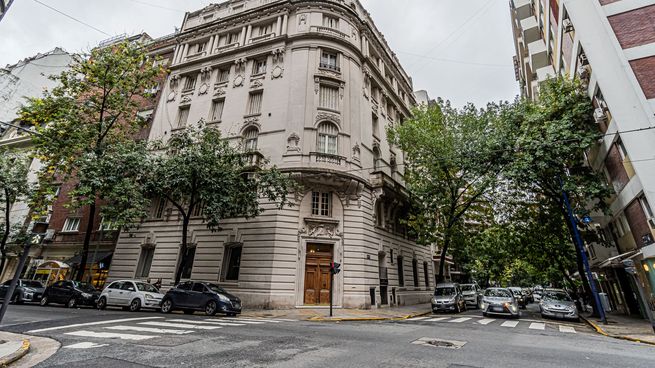 La esquina de Juncal y Uruguay exhibe la imponente volumetría curva diseñada por Christophersen, con ornamentación clásica, balcones de piedra y una fachada protegida por su valor patrimonial
