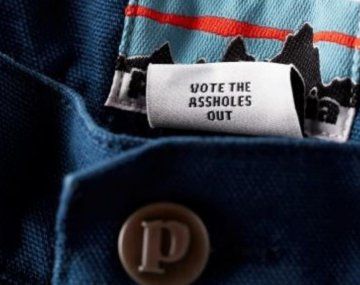 Vote the assholes out, el mensaje en los pantalones de la marca deportiva Patagonia.