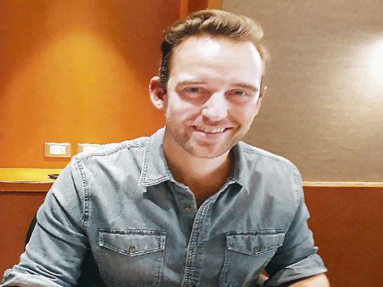 Joël Dicker. Su novela La verdad sobre el caso Harry Quebert lo convirtió en boom de ventas. Dice que busca competir con las series.