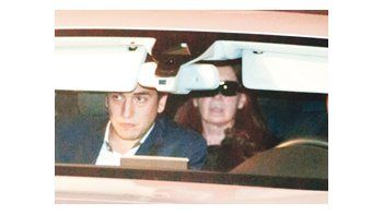 Cristina de Kirchner sale anoche de la Fundación Favaloro tras haberse realizado una nueva tomografía computada.